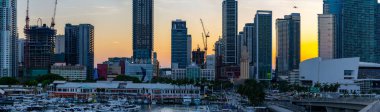 Miami, FL, ABD - 15 Mayıs 2025 Miami Panorama Sunset. Güneş batıdan batarken Miami Sahil Pazarı ve marina manzarası