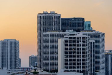 Miami 'deki bir grup bina gün batımında Edgewater İlçesi 2025