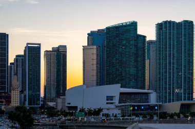 Miami, FL, ABD - 15 Mayıs 2025 Kaseya Merkez Miami 2025. Miami Köprüsü 'nün doğu tarafı batıya bakıyor.