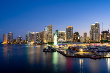 Miami 'de güzel bir gece fotoğrafı.