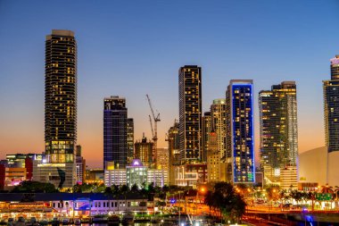 Stok fotoğrafı 2025 Miami gece binaları körfez kenarı