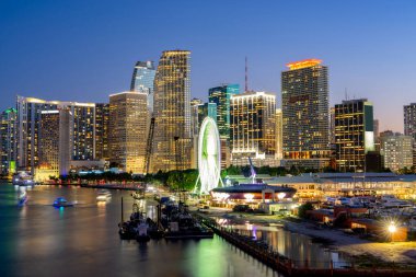 Miami geceleri. 2025 gecesi Miami şehir merkezinde uzun pozlama fotoğrafı.