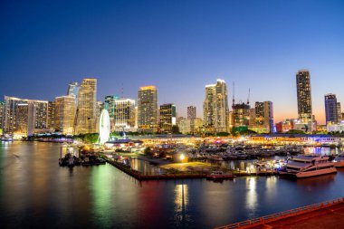 Miami 'de gece çöküyor. Miami şehir merkezinin mavi saat içindeki uzun pozlama fotoğrafı. 