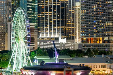 Miami, FL, ABD - 15 Mayıs 2025: Sabit Rock Cafe 'nin oradaki Bayside Pazaryerinde Skyview Miami dönme dolap gezisi