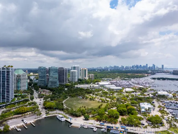 Hava aracı fotoğrafı Cocot Grove Miami 2025. Limanın manzarası ve körfezdeki demirleme alanı
