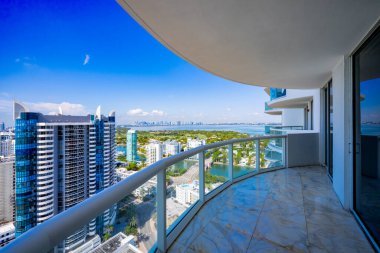 Miami Sahili 'nin yüksek binasının balkon manzarası