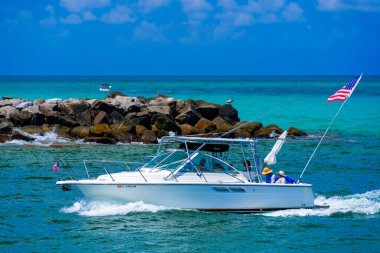 Miami Beach, FL, ABD - 25 Mayıs 2025: Haulover Beach körfezinden geçen küçük tekne