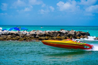 Miami Beach, FL, ABD - 25 Mayıs 2025: Miami 'de bir sigara yarış teknesindeki adam