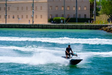 Miami Beach, FL, ABD - 25 Mayıs 2025 Miami Haulover Körfezi 'nde dalgakıranlara binen insanlar