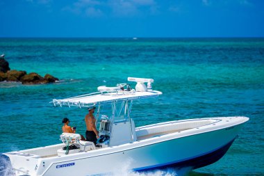 Miami Beach, FL, ABD - 25 Mayıs 2025: Miami 'de bir balıkçı teknesinde gezen çift