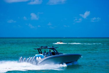 Miami Beach, FL, ABD - 25 Mayıs 2025 Miami Haulover Körfezi 'ndeki Midnight Express lüks teknesi