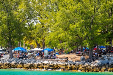 Miami Beach, FL, ABD - 25 Mayıs 2025 Haulover Beach Park 'ta hafta sonu için piknik yapan insanlar