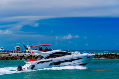 Miami Beach, FL, ABD - 25 Mayıs 2025: Miami 'de bir spor yatında aile ve arkadaşlar