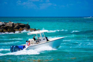 Miami Beach, FL, ABD - 25 Mayıs 2025 Miami Haulover Körfezi 'nde dalgalı sular