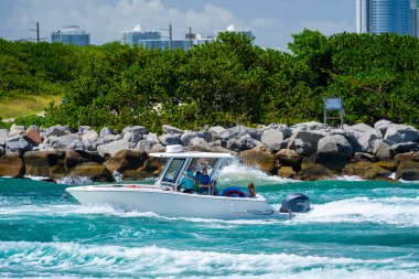 Miami Beach, FL, ABD - 25 Mayıs 2025 Miami Haulover Körfezi 'nde dalgalı sular