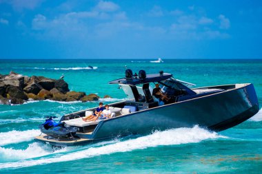 Miami Beach, FL, ABD - 25 Mayıs 2025 Miami Haulover Körfezi 'nde aile ferdi.