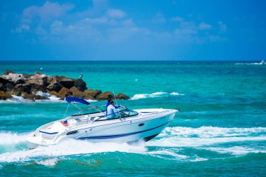 Miami Beach, FL, ABD - 25 Mayıs 2025 Miami Haulover Körfezi 'nde dalgalı sular