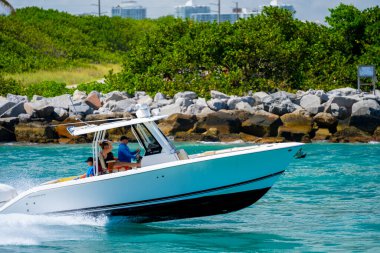 Miami Beach, FL, ABD - 25 Mayıs 2025: Miami 'de bir Persuit spor teknesinde aile