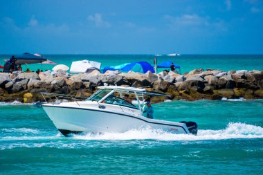 Miami Beach, FL, ABD - 25 Mayıs 2025: Wekeend Anma Günü Miami 'de tekne gezisi