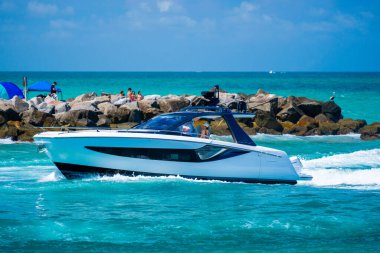 Miami Beach, FL, ABD - 25 Mayıs 2025 Miami 'de tekne gezisi çok eğlenceli.