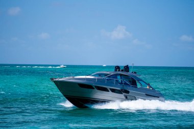Miami Beach, FL, ABD - 25 Mayıs 2025: Pershing 5X Yat Miami