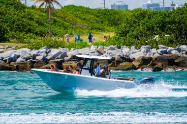 Miami Beach, FL, ABD - 25 Mayıs 2025: Aile Miami 'de bir teknede