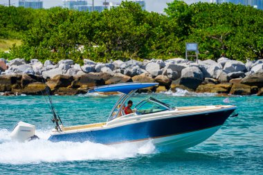 Miami Beach, FL, ABD - 25 Mayıs 2025: Haulover Körfezi 'ndeki sürat tekneleri