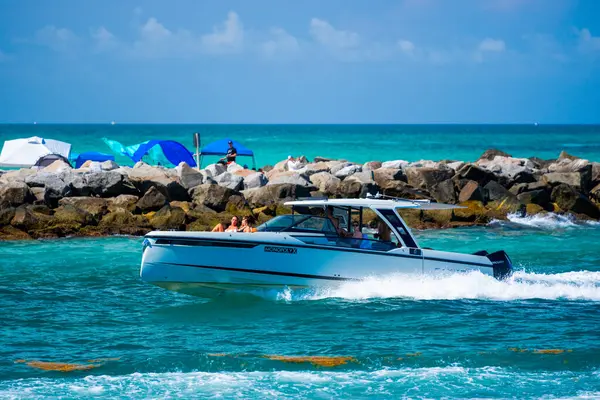 Miami Beach, FL, ABD - 25 Mayıs 2025 Hafta Sonu Tekne Anma Günü Pazar Miami