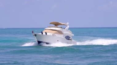 Miami Beach, FL, ABD - 28 Mayıs 2025: Miami 'de bir yatta emekli zengin bir çift. 8k stok video izleme çekimi