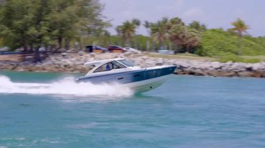 Miami Beach, FL, ABD - 28 Mayıs 2025 Haulover Inlet Miami Sahili 'nden geçen çift motorlu yat. 8k 24p video