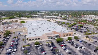 Miami, FL, ABD - 20 Mayıs 2025: La Fitness Cutler Körfezi Southland Alışveriş Merkezi