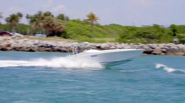 Miami Beach, FL, ABD - 28 Mayıs 2025: Haulover Körfezi 'nden tekne hızla geçiyor
