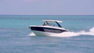 Miami Beach, FL, ABD - 28 Mayıs 2025 Miami Beach 'te bir yatta gezen mutlu olgun bir çift. 8k stok video