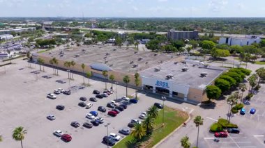 Miami, FL, ABD - 20 Mayıs 2025: Ross Mağazası Southland Alışveriş Merkezi Cutler Körfezi 2025