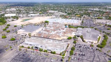 Miami, FL, ABD - 20 Mayıs 2025 Miami Cutler Bay Southland Mall. 4k hava aracı videosu