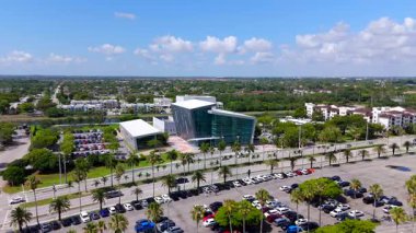 Miami, FL, ABD - 20 Mayıs 2025: Yosun Merkezi. Hava aracı videosu 4k 2025