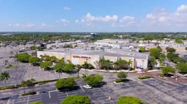 Miami, FL, ABD - 20 Mayıs 2025: Regal Southland Mall Miami 4k hava klibi
