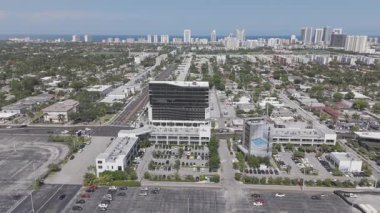 Hallandale Sahili, FL, ABD - 29 Mayıs 2025: Atlantic Village Hallandale. Hava 4k insansız hava aracı stok videosu