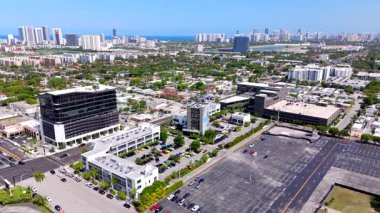 Hallandale Beach, FL, ABD - 29 Mayıs 2025: Hallandale Village Hallandale Havaalanı