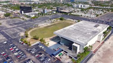 Hallandale Plajı, FL, ABD - 29 Mayıs 2025 Hallandale Plajı The Big Easy Kumarhanesi. 4k hava aracı videosu 2025