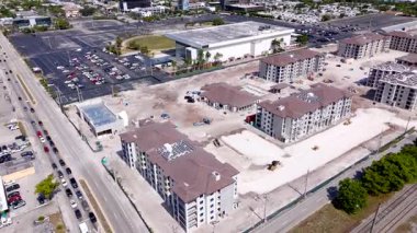 Hallandale Plajı, FL, ABD - 29 Mayıs 2025: Kumarhane ve demiryolu raylarının yakınındaki havadan video kiralama sitesi.