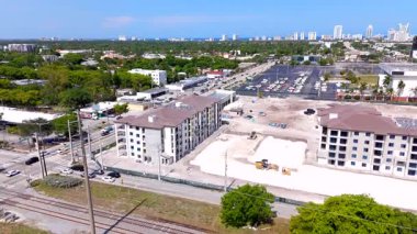 Hallandale Plajı, FL, ABD - 29 Mayıs 2025 Hallandale Apartmanı Parkları