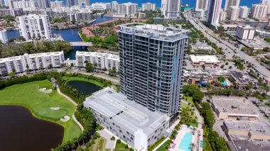 Hallandale Beach, FL, ABD - 29 Mayıs 2025 Slate Hallandale kiralık apartmanı. Hava 4k insansız hava aracı stok videosu
