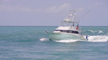 Miami Beach, FL, ABD - 28 Mayıs 2025: Charter teknesi kiralama gemilerini gösteriyor. 8k 24p stok video