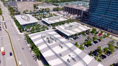 Hallandale Oasis 'teki lüks dükkanlar. 4k hava aracı video turu