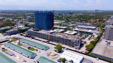 Hallandale Oasis modern Güney Florida 'da yaşıyor. Hava 4k drone stok görüntüleri