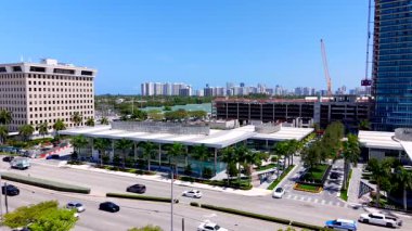 Hallandale Beach, FL, ABD - 29 Mayıs 2025: Hallandale Oasis gökdelen dairesi ve karma kullanım merkezi