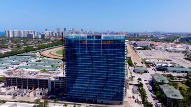 Hallandale Oasis 'in inşaat halindeki insansız hava aracı görüntüleri.