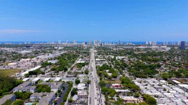 Hallandale Sahili Florida 2025. Hava aracı videosu doğuya, okyanusa doğru gidiyor.