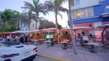 Miami Plajı turizm sahnesi Ocean Drive 8K 'da çekilmiştir.